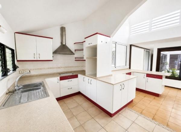 A vendre - Fort de France – Quartier Didier - Maison d'architecte – 7 Pièces – 4 Chambres + Petit T2 Indépendant
