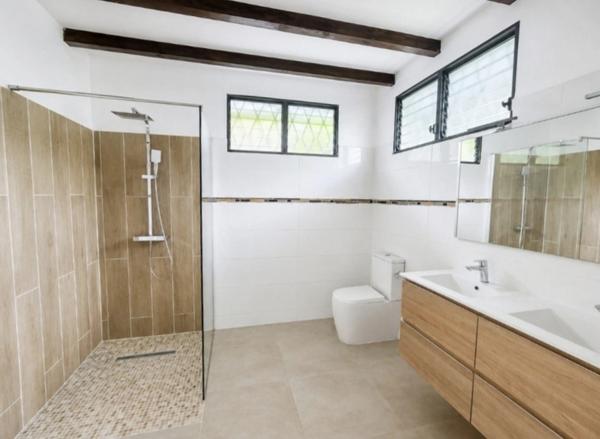 A vendre - Fort de France – Quartier Didier - Maison d'architecte – 7 Pièces – 4 Chambres + Petit T2 Indépendant
