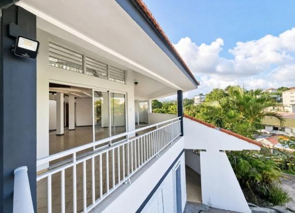 A vendre - Fort de France – Quartier Didier - Maison d'architecte – 7 Pièces – 4 Chambres + Petit T2 Indépendant