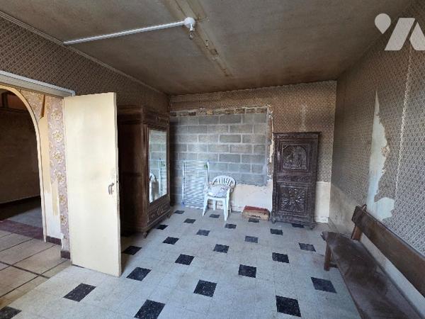 YVETOT, CENTRE Maison/ Appartement à rénover d'environ 75m², deux  chambres, TAE.