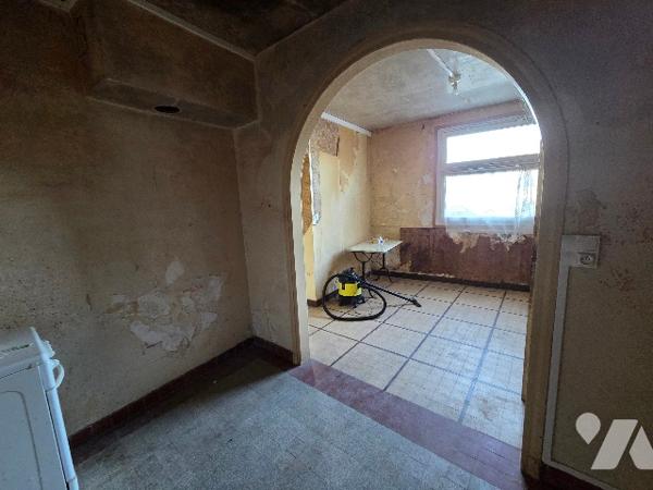 YVETOT, CENTRE Maison/ Appartement à rénover d'environ 75m², deux  chambres, TAE.