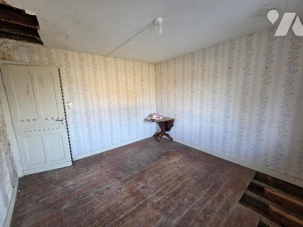 YVETOT, CENTRE Maison/ Appartement à rénover d'environ 75m², deux  chambres, TAE.