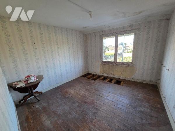 YVETOT, CENTRE Maison/ Appartement à rénover d'environ 75m², deux  chambres, TAE.