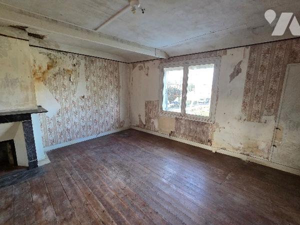 YVETOT, CENTRE Maison/ Appartement à rénover d'environ 75m², deux  chambres, TAE.