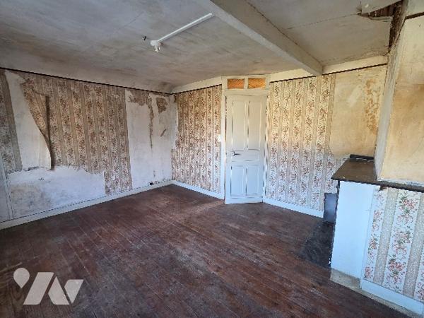 YVETOT, CENTRE Maison/ Appartement à rénover d'environ 75m², deux  chambres, TAE.