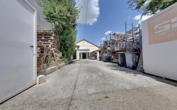 Maison à vendre    2 pièces • 260 m2 Le Blanc-Mesnil