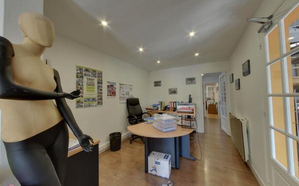 Maison à vendre    2 pièces • 260 m2 Le Blanc-Mesnil