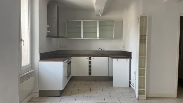 Cotignac (83570) Cotignac, appartement lumineux 2 pièces 43m², traversant, situé au 2ème étage.