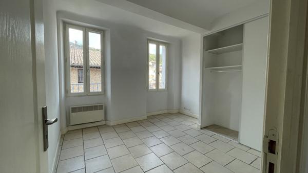 Cotignac (83570) Cotignac, appartement lumineux 2 pièces 43m², traversant, situé au 2ème étage.