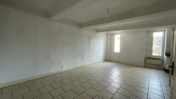 Cotignac (83570) Cotignac, appartement lumineux 2 pièces 43m², traversant, situé au 2ème étage.