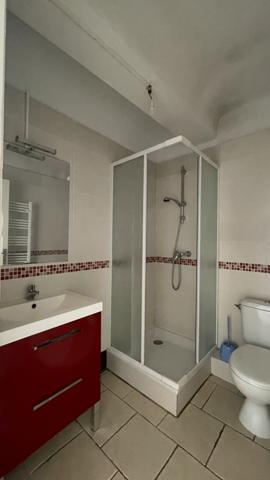 Cotignac (83570) Cotignac, appartement lumineux 2 pièces 43m², traversant, situé au 2ème étage.