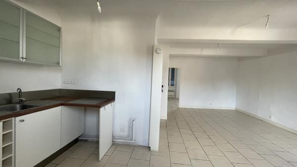 Cotignac (83570) Cotignac, appartement lumineux 2 pièces 43m², traversant, situé au 2ème étage.