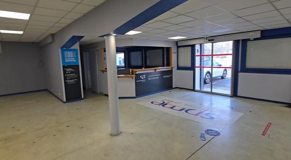 LONS ZI. Local activité 700 m2 + 30 parkings sur terrain clôturé 1 800 m2