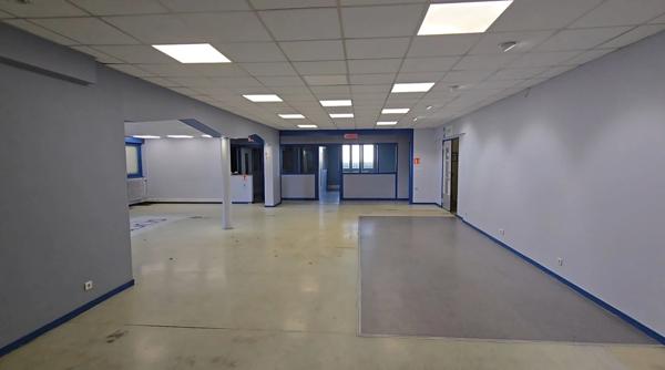 LONS ZI. Local activité 700 m2 + 30 parkings sur terrain clôturé 1 800 m2