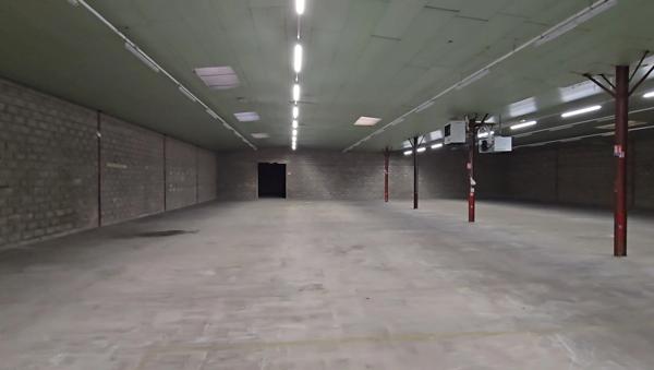 LONS ZI. Local activité 700 m2 + 30 parkings sur terrain clôturé 1 800 m2