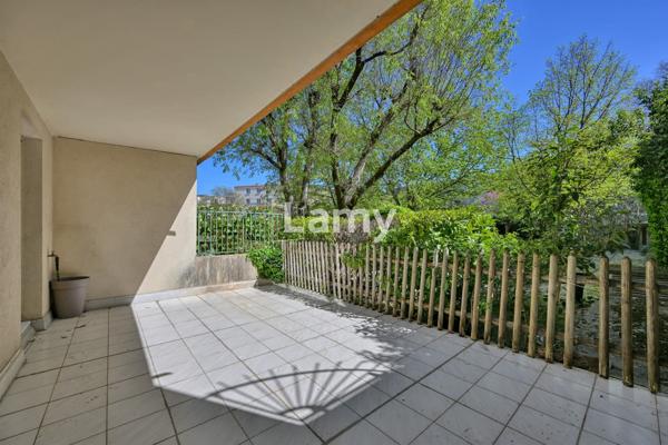 Parking + annexe + appartement