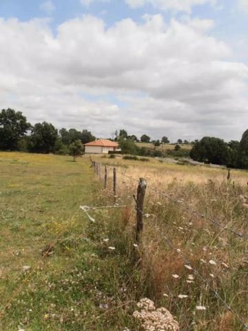 d'une superficie d'environ 1300 m2, non viabilisé mais avec eau  et électricité à proximité, avec ...
