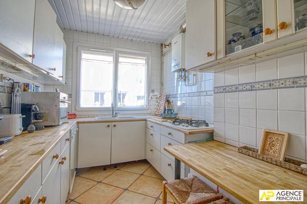 Versailles Rive-Droite appartement 5 pièces 109.64 m² situé au 4ème étage avec cave et jardin de copropriété €660 000 ** - Référence 27112