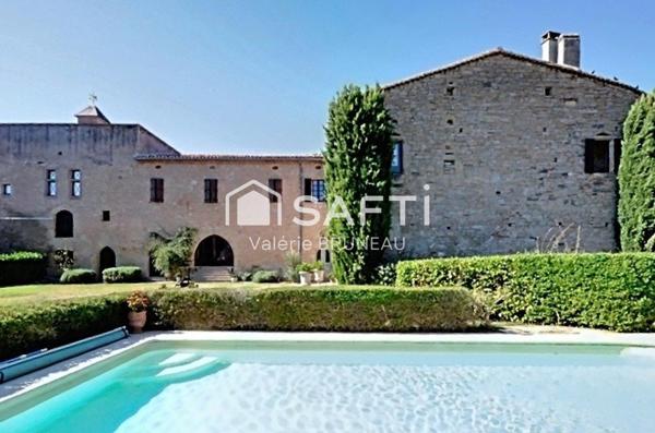 CHATEAU MEDIEVAL RENOVE 550M2 / APPARTEMENT  / STUDIO sur plus de 2Ha de terrain