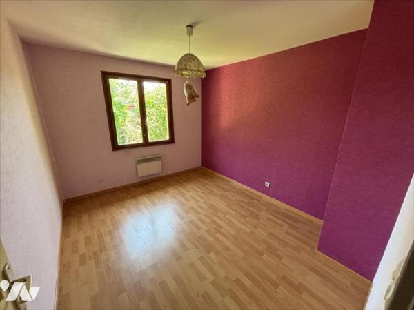 Maison 4 pièces (environ 85 m² habitables) située en impasse et à proximité du centre-ville