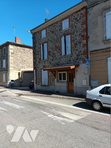 Maison d'habitation sur trois niveaux avec dépendances