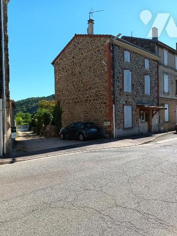 Maison d'habitation sur trois niveaux avec dépendances