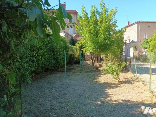 Maison d'habitation sur trois niveaux avec dépendances