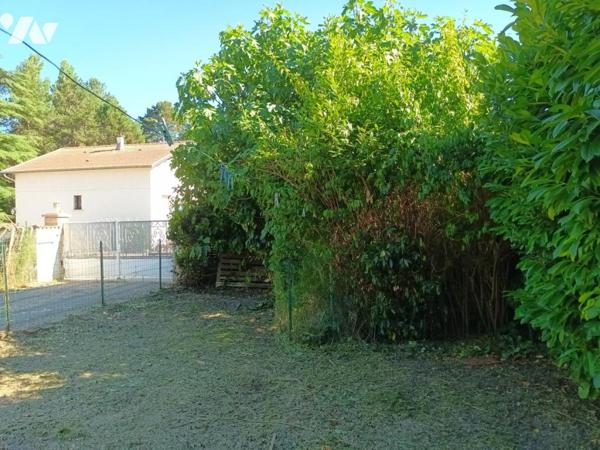 Maison d'habitation sur trois niveaux avec dépendances