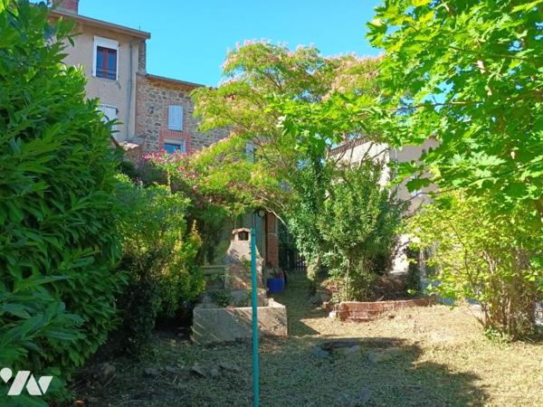 Maison d'habitation sur trois niveaux avec dépendances