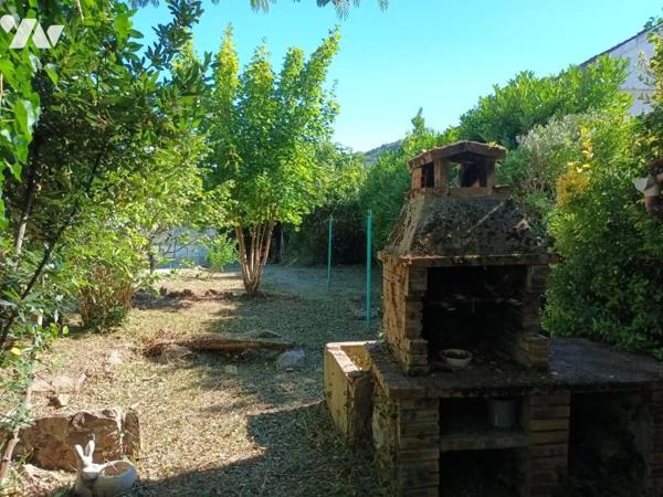 Maison d'habitation sur trois niveaux avec dépendances