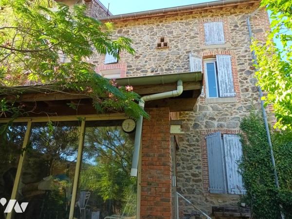 Maison d'habitation sur trois niveaux avec dépendances