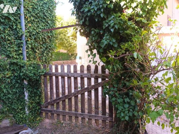 Maison d'habitation sur trois niveaux avec dépendances