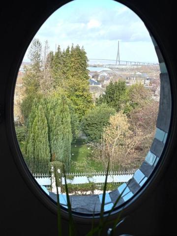 Aux portes de Honfleur avec vue sur le pont de Normandie