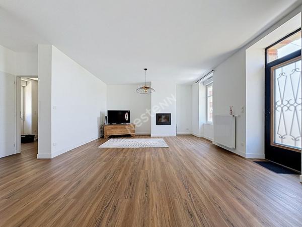 Maison familiale à vendre à Liré - 4 chambres, dépendances et jardin