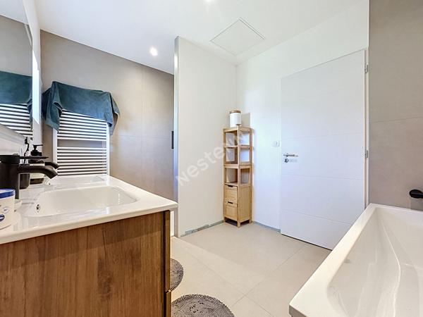 Maison familiale à vendre à Liré - 4 chambres, dépendances et jardin