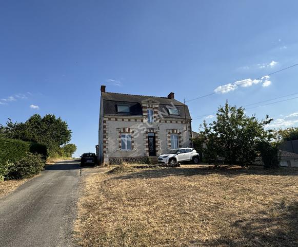 Maison familiale à vendre à Liré - 4 chambres, dépendances et jardin