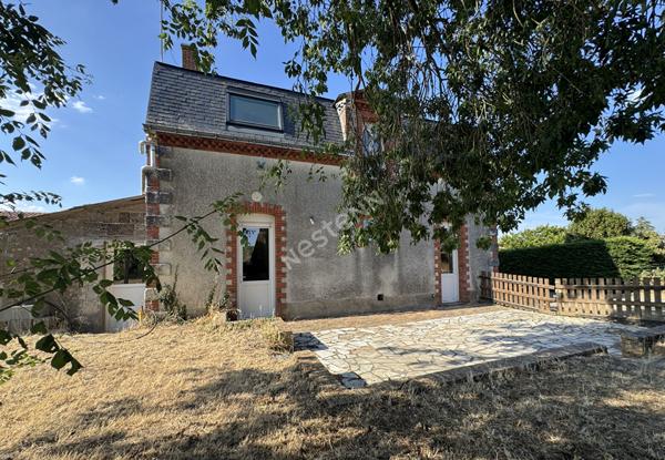 Maison familiale à vendre à Liré - 4 chambres, dépendances et jardin