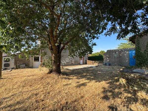 Maison familiale à vendre à Liré - 4 chambres, dépendances et jardin