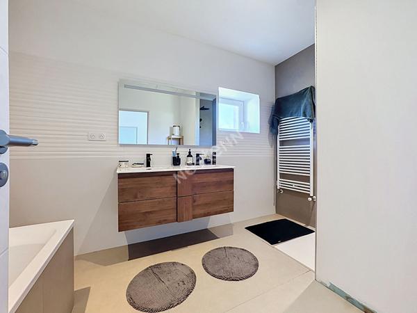 Maison familiale à vendre à Liré - 4 chambres, dépendances et jardin