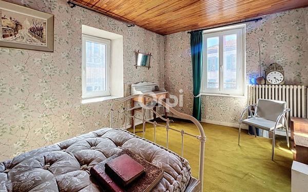 Immeuble à vendre    6 pièces •  Massiac