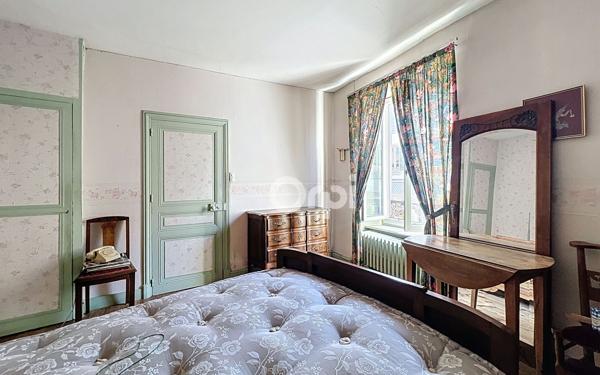 Immeuble à vendre    6 pièces •  Massiac