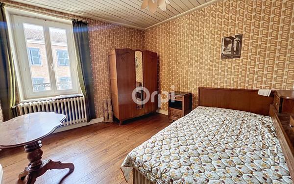 Immeuble à vendre    6 pièces •  Massiac