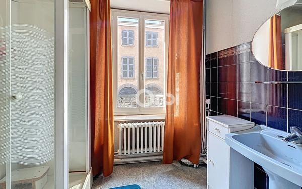 Immeuble à vendre    6 pièces •  Massiac