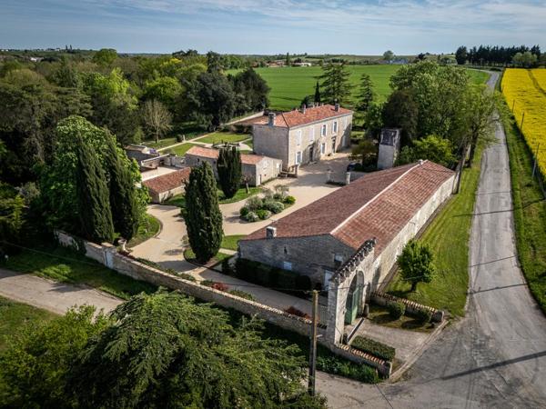 Elégante propriété,  parc et dépendances sur 3 ha