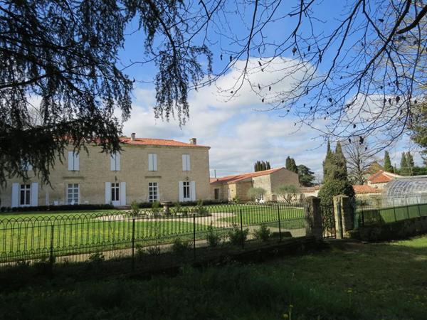 Elégante propriété,  parc et dépendances sur 3 ha