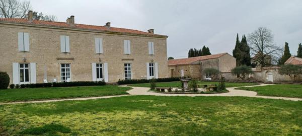 Elégante propriété,  parc et dépendances sur 3 ha