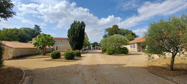 Elégante propriété,  parc et dépendances sur 3 ha