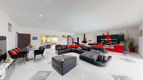MAISON PLAIN PIED AVEC DOUBLE GARAGE ET PISCINE