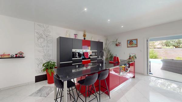 MAISON PLAIN PIED AVEC DOUBLE GARAGE ET PISCINE