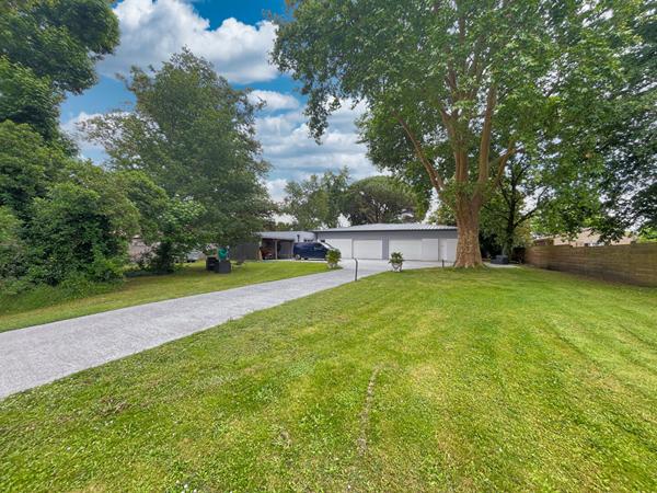 MAISON PLAIN PIED AVEC DOUBLE GARAGE ET PISCINE